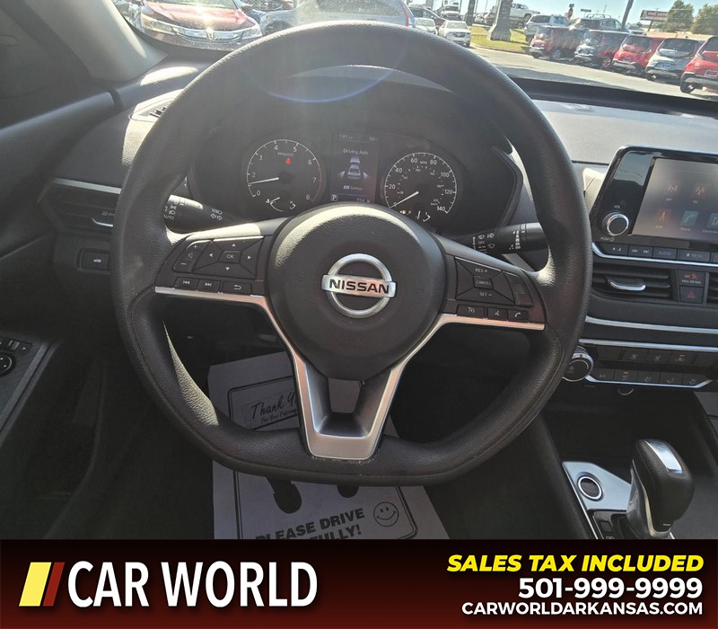 Nissan Altima Vehicle Full-screen Gallery Image 15