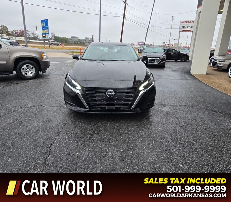 Nissan Altima Vehicle Full-screen Gallery Image 2