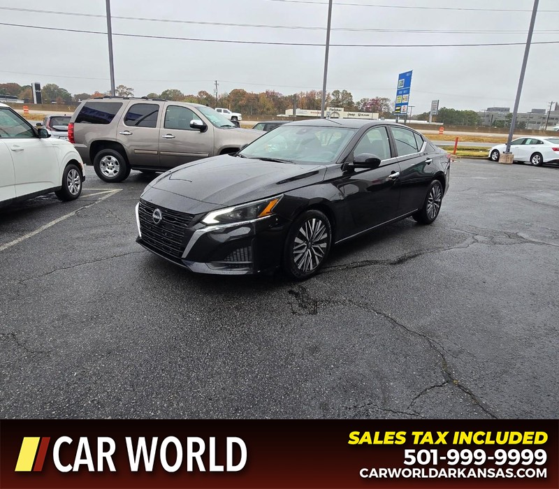 Nissan Altima Vehicle Full-screen Gallery Image 3