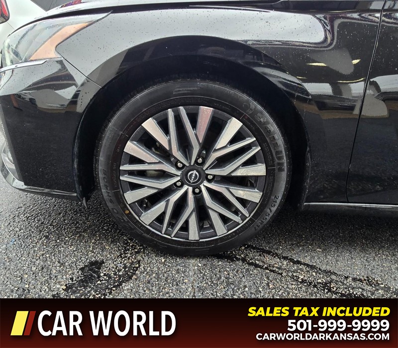 Nissan Altima Vehicle Full-screen Gallery Image 6