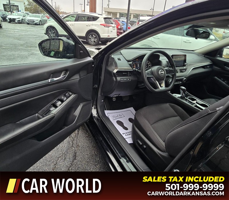 Nissan Altima Vehicle Full-screen Gallery Image 7