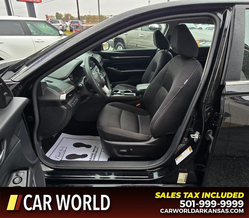 Nissan Altima Vehicle Full-screen Gallery Image 8