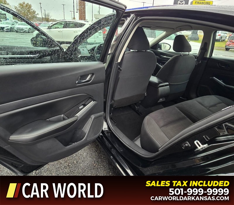 Nissan Altima Vehicle Full-screen Gallery Image 9