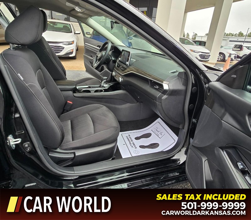 Nissan Altima Vehicle Full-screen Gallery Image 11