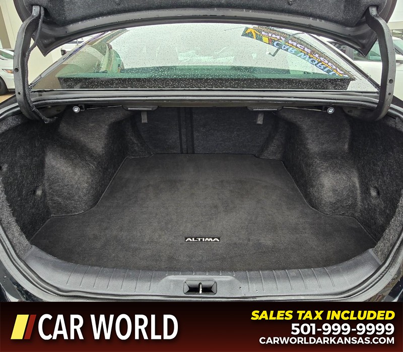 Nissan Altima Vehicle Full-screen Gallery Image 13