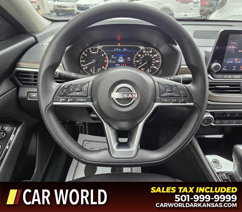 Nissan Altima Vehicle Full-screen Gallery Image 15