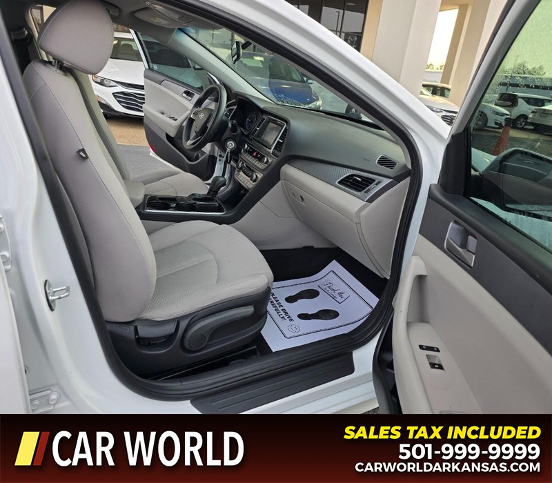 Hyundai Sonata Vehicle Full-screen Gallery Image 11