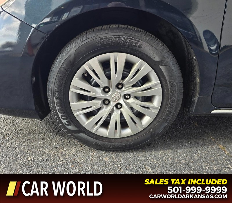 Toyota Camry Vehicle Full-screen Gallery Image 6