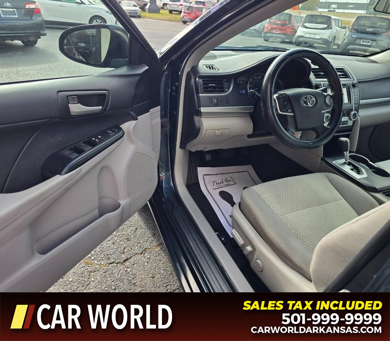 Toyota Camry Vehicle Full-screen Gallery Image 7