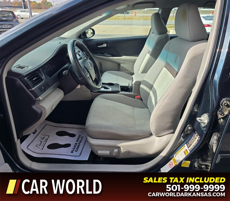 Toyota Camry Vehicle Full-screen Gallery Image 8