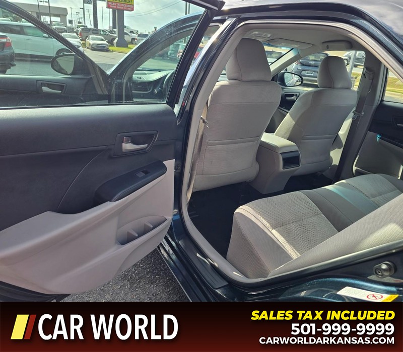 Toyota Camry Vehicle Full-screen Gallery Image 9