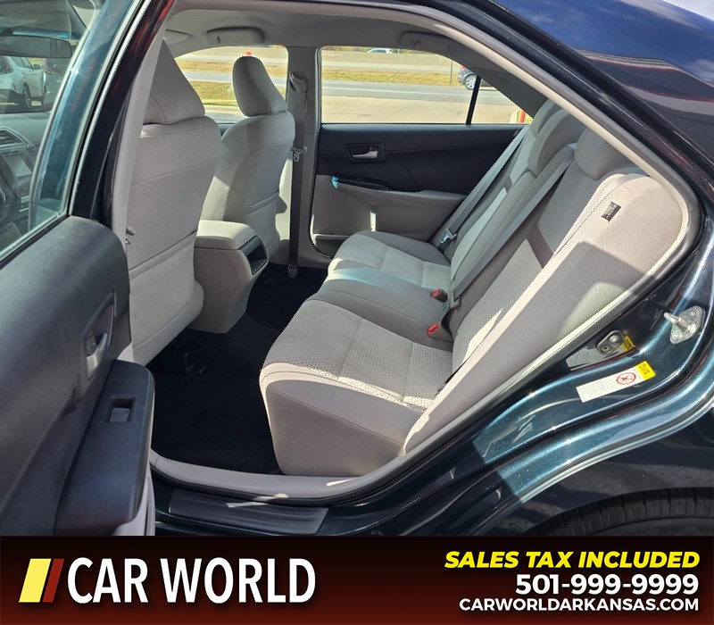 Toyota Camry Vehicle Full-screen Gallery Image 10