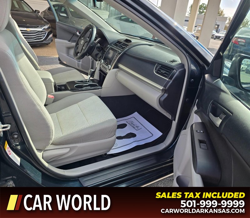 Toyota Camry Vehicle Full-screen Gallery Image 11