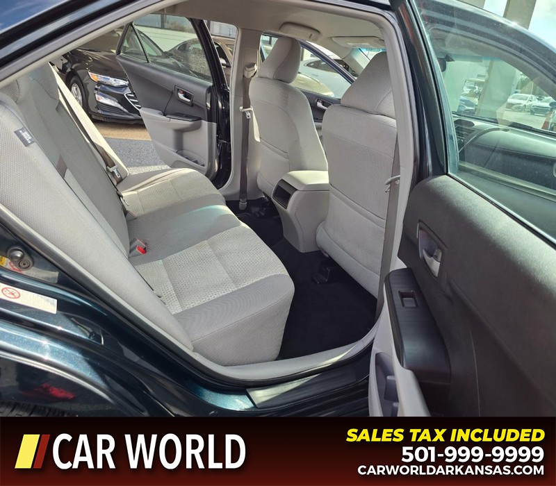 Toyota Camry Vehicle Full-screen Gallery Image 12