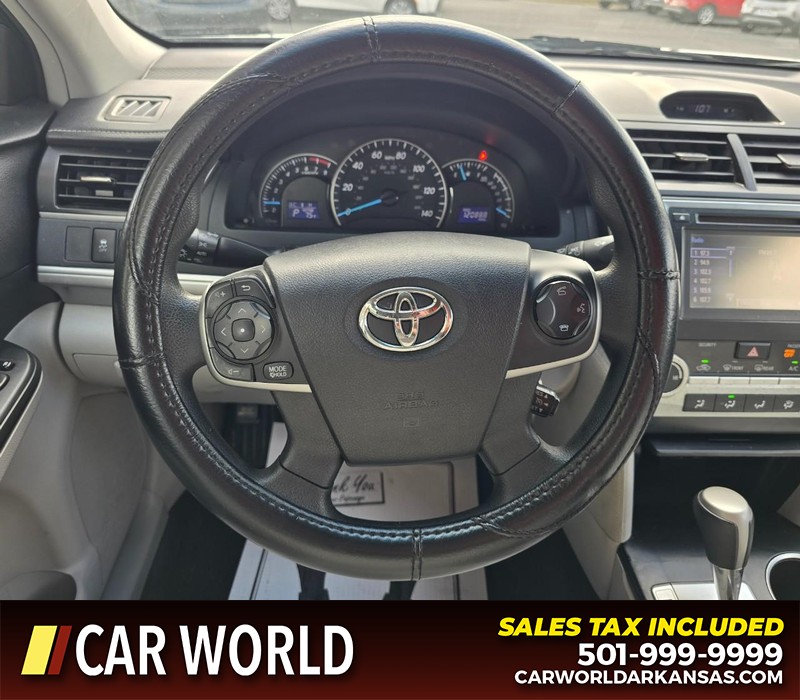 Toyota Camry Vehicle Full-screen Gallery Image 15