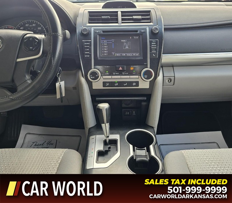 Toyota Camry Vehicle Full-screen Gallery Image 18
