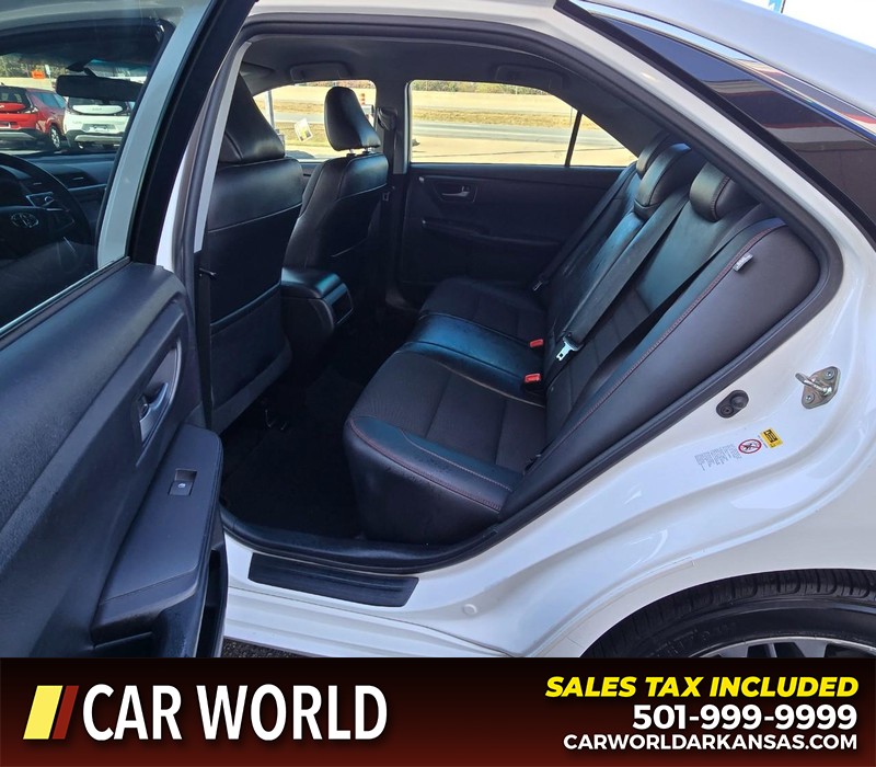 Toyota Camry Vehicle Full-screen Gallery Image 10