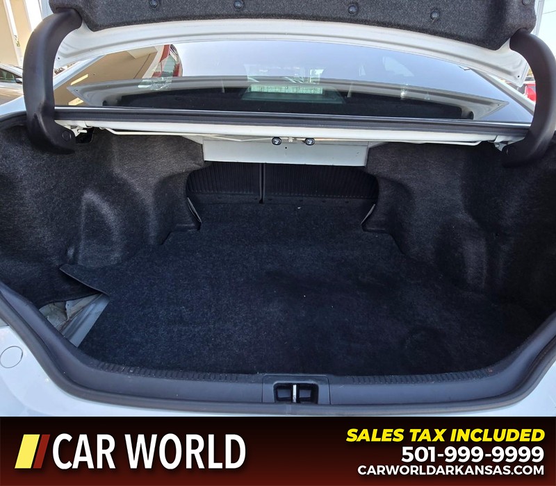 Toyota Camry Vehicle Full-screen Gallery Image 13