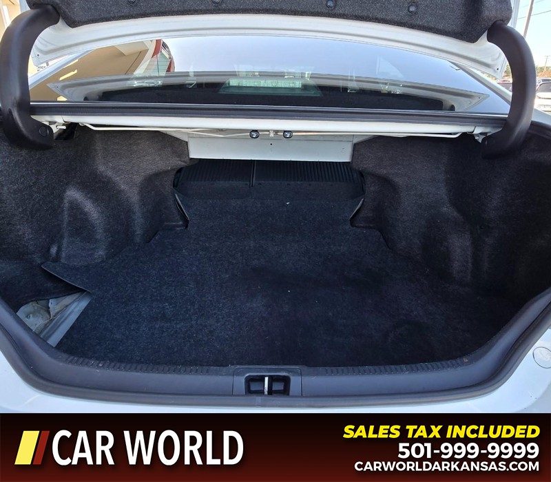 Toyota Camry Vehicle Full-screen Gallery Image 14