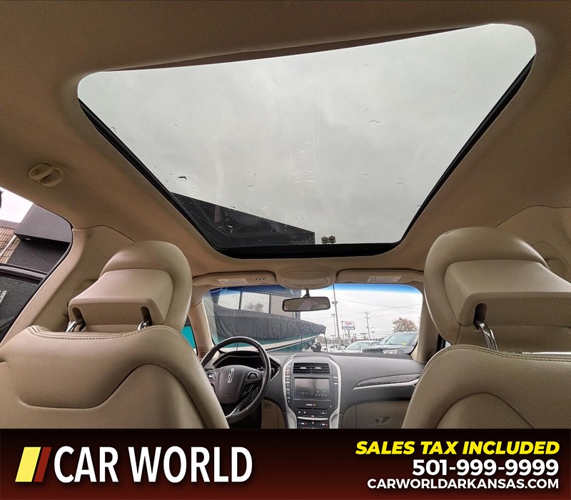 Lincoln MKZ Vehicle Full-screen Gallery Image 12