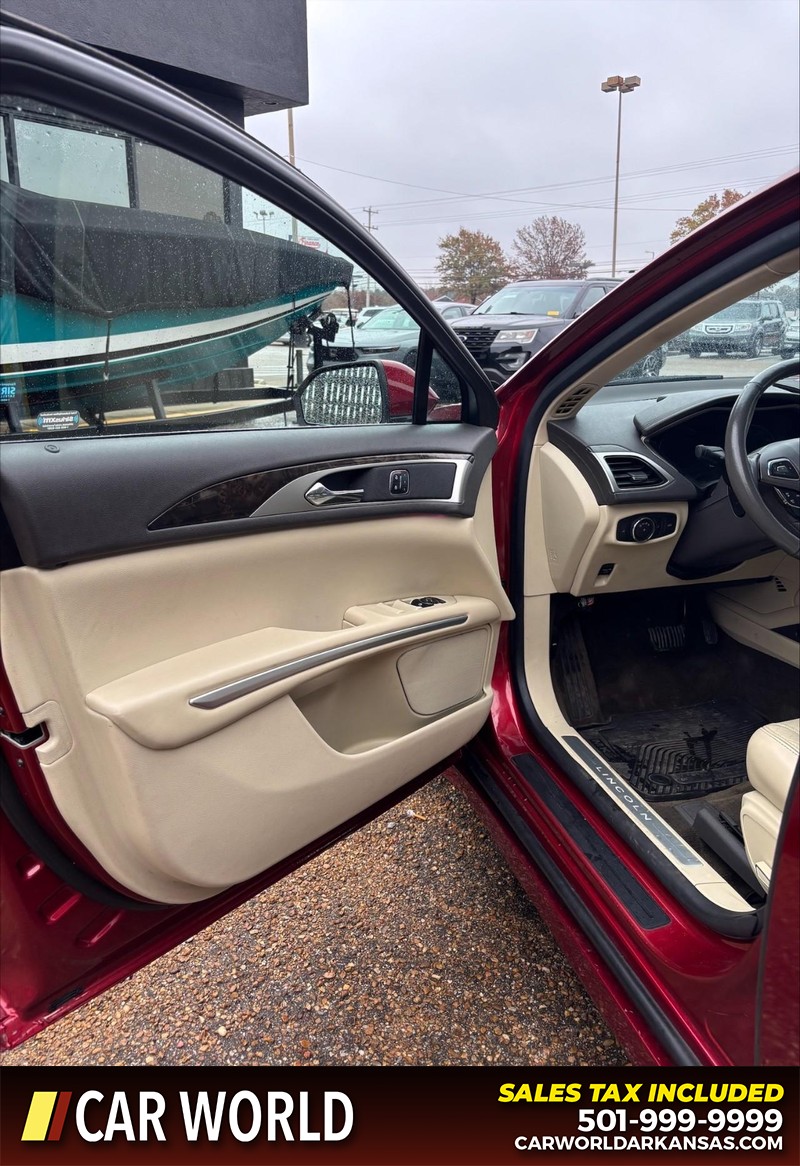 Lincoln MKZ Vehicle Full-screen Gallery Image 13