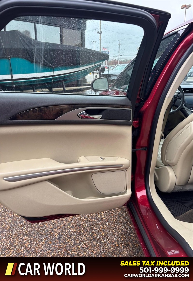 Lincoln MKZ Vehicle Full-screen Gallery Image 15