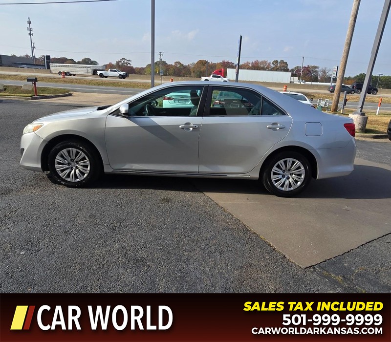 Toyota Camry Vehicle Full-screen Gallery Image 4