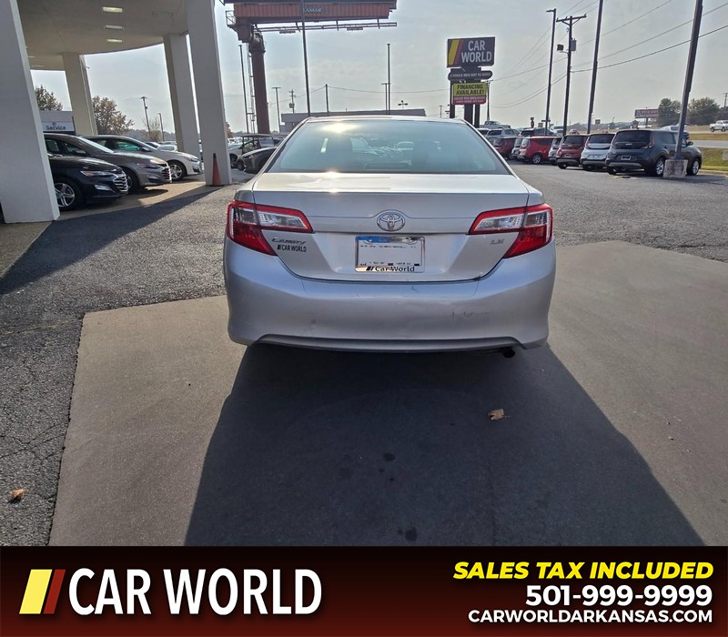 Toyota Camry Vehicle Full-screen Gallery Image 5