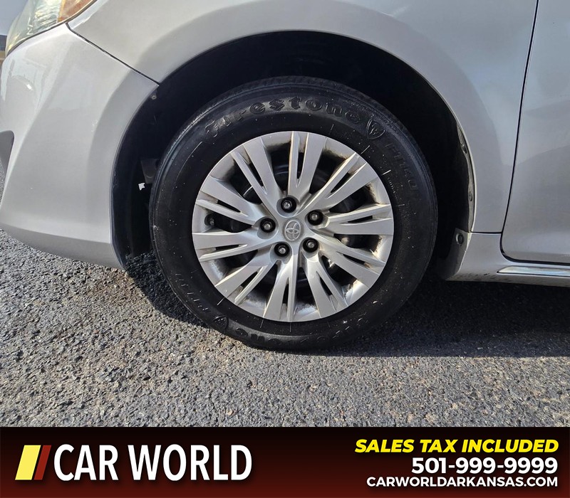 Toyota Camry Vehicle Full-screen Gallery Image 6