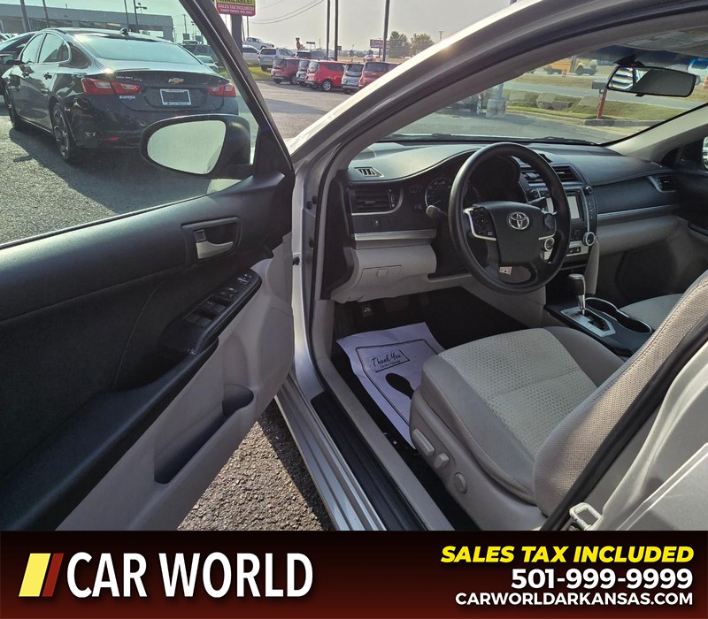 Toyota Camry Vehicle Full-screen Gallery Image 7