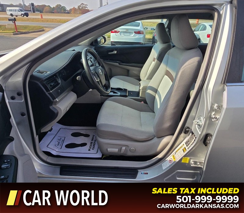 Toyota Camry Vehicle Full-screen Gallery Image 8