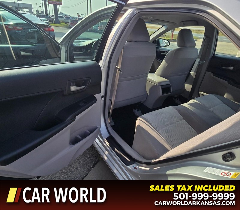 Toyota Camry Vehicle Full-screen Gallery Image 9