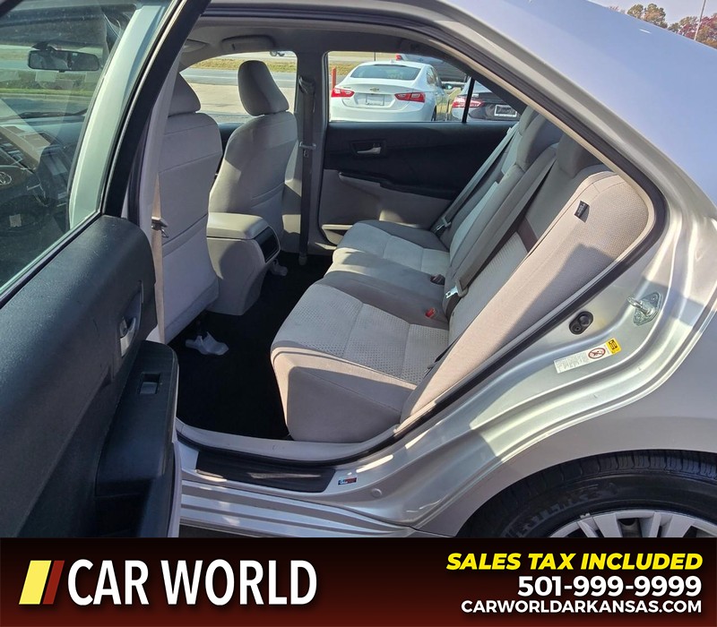 Toyota Camry Vehicle Full-screen Gallery Image 10