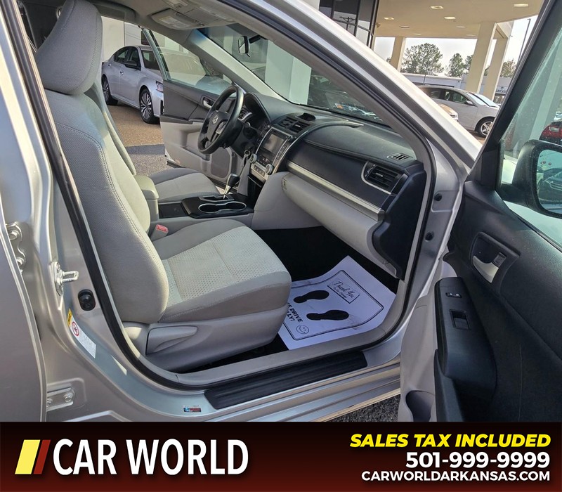 Toyota Camry Vehicle Full-screen Gallery Image 11