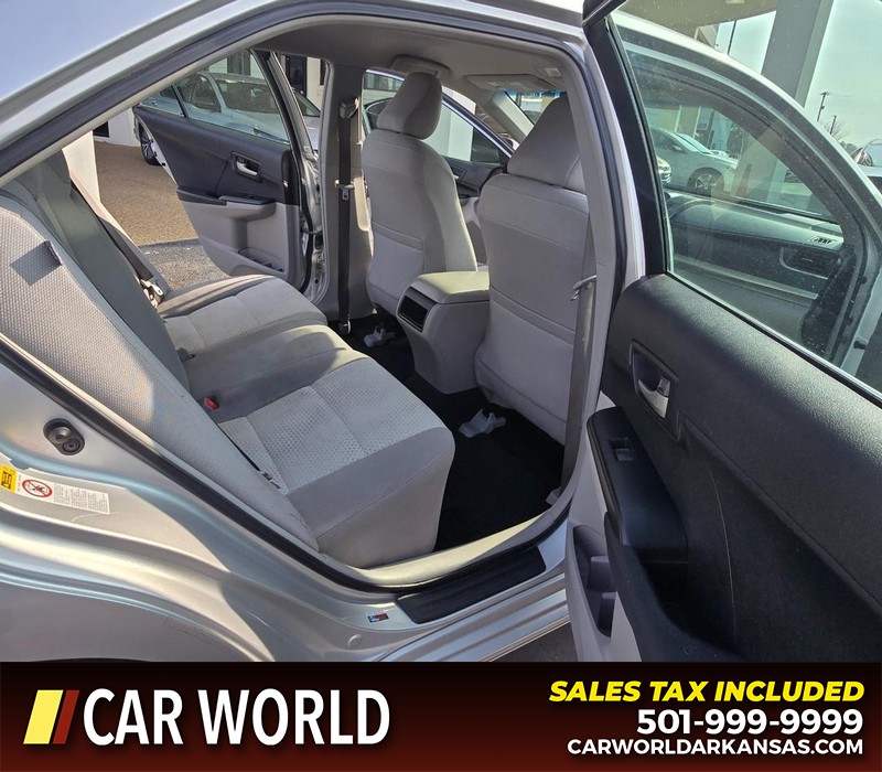 Toyota Camry Vehicle Full-screen Gallery Image 12