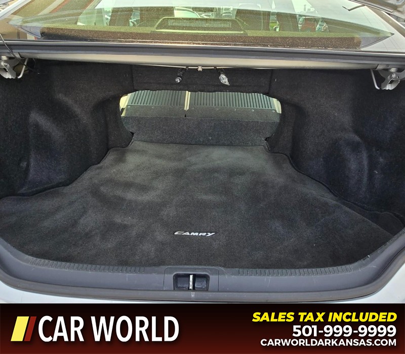 Toyota Camry Vehicle Full-screen Gallery Image 14