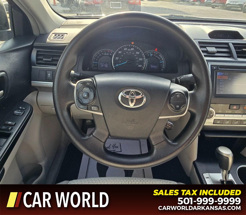 Toyota Camry Vehicle Full-screen Gallery Image 15