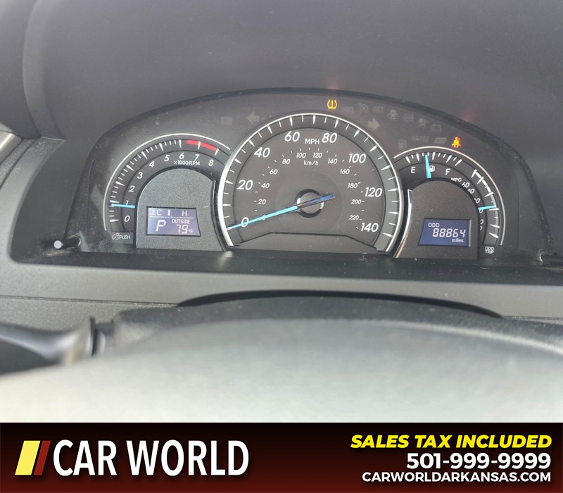 Toyota Camry Vehicle Full-screen Gallery Image 17