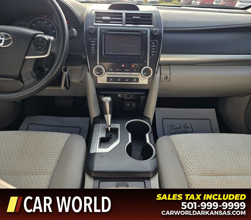 Toyota Camry Vehicle Full-screen Gallery Image 18