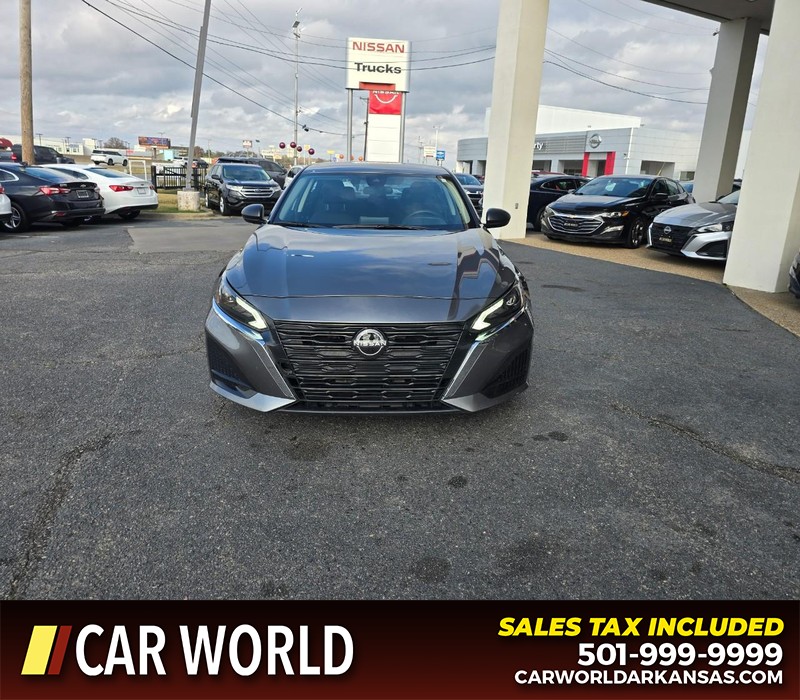 Nissan Altima Vehicle Full-screen Gallery Image 2