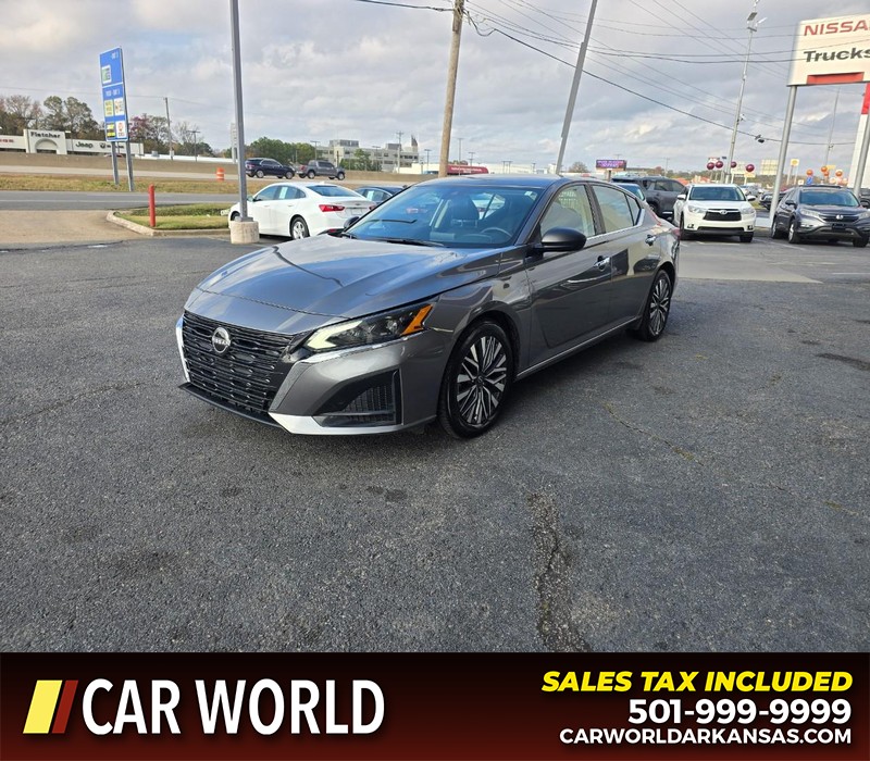 Nissan Altima Vehicle Full-screen Gallery Image 3