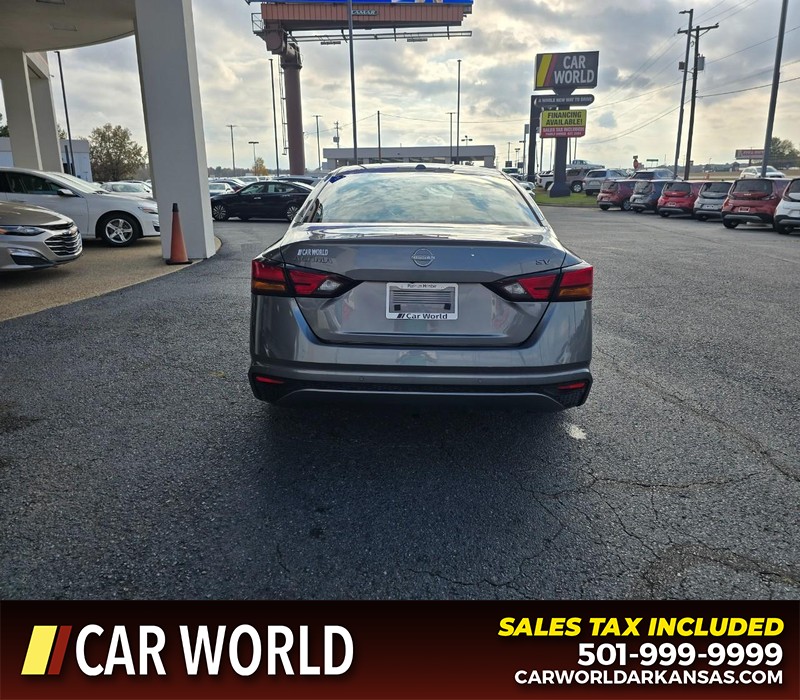 Nissan Altima Vehicle Full-screen Gallery Image 5