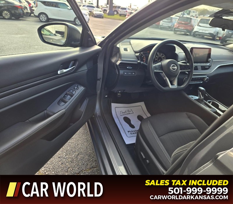 Nissan Altima Vehicle Full-screen Gallery Image 7