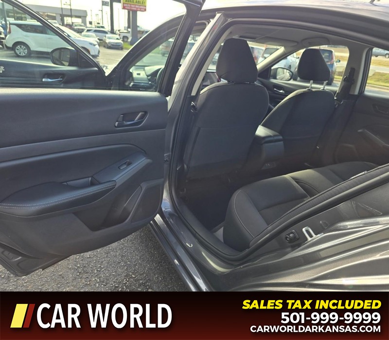 Nissan Altima Vehicle Full-screen Gallery Image 9