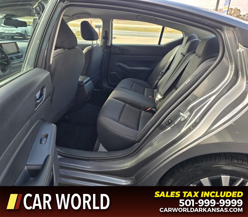 Nissan Altima Vehicle Full-screen Gallery Image 10