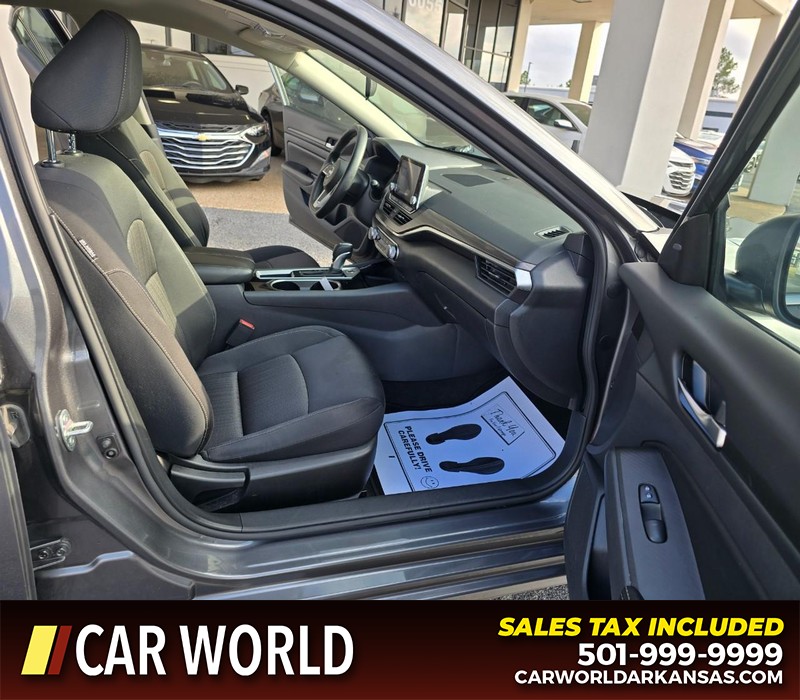 Nissan Altima Vehicle Full-screen Gallery Image 11