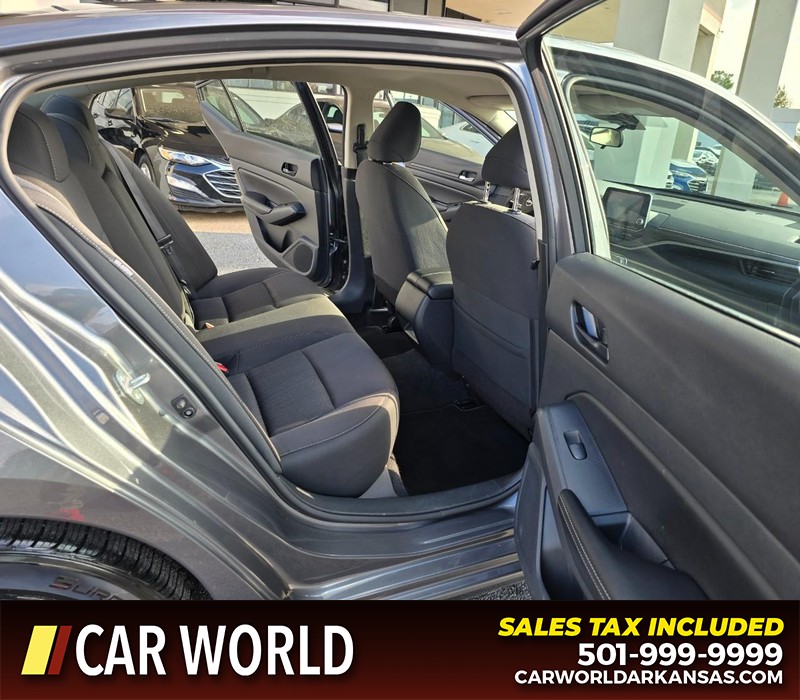 Nissan Altima Vehicle Full-screen Gallery Image 12