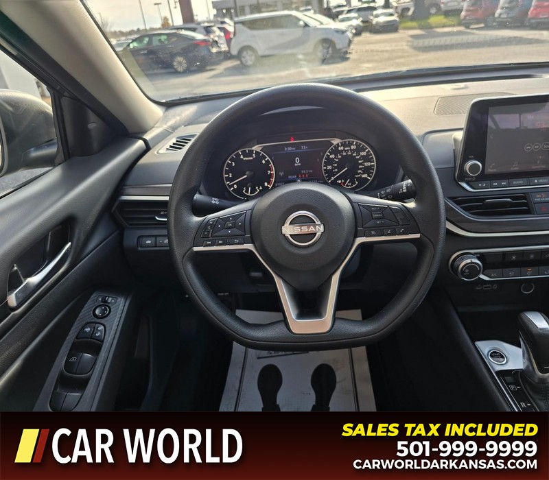 Nissan Altima Vehicle Full-screen Gallery Image 15