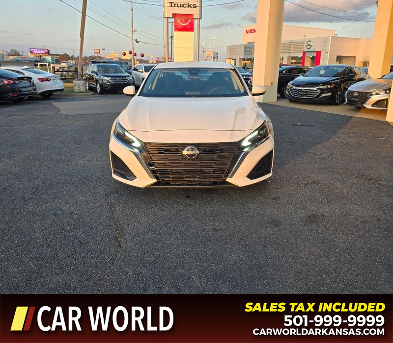 Nissan Altima Vehicle Full-screen Gallery Image 2