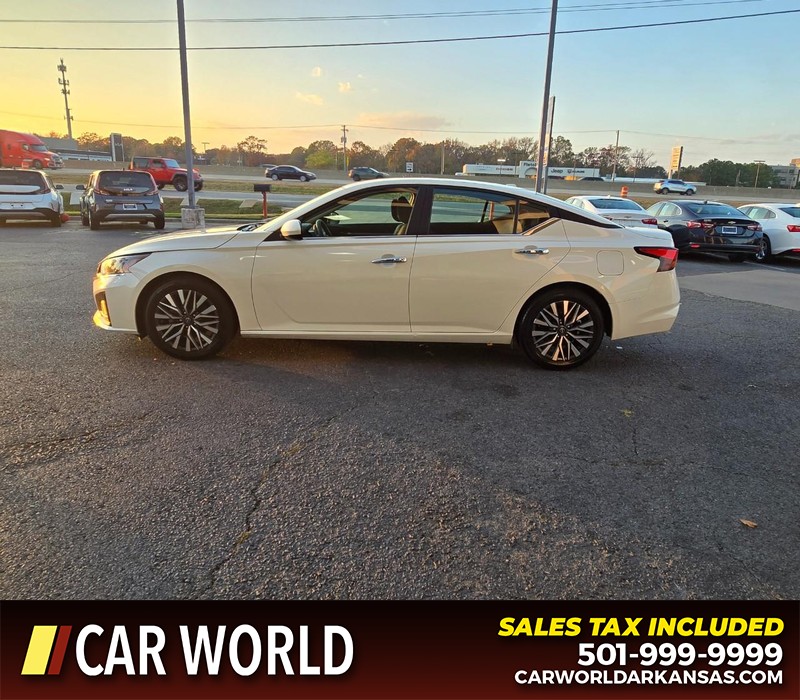 Nissan Altima Vehicle Full-screen Gallery Image 4